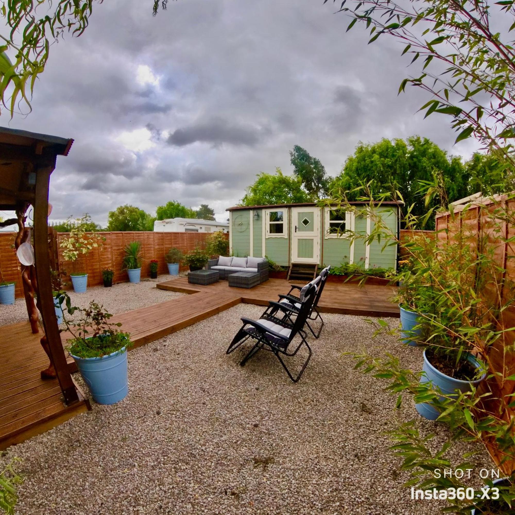 Acampamento Alices Garden Two *